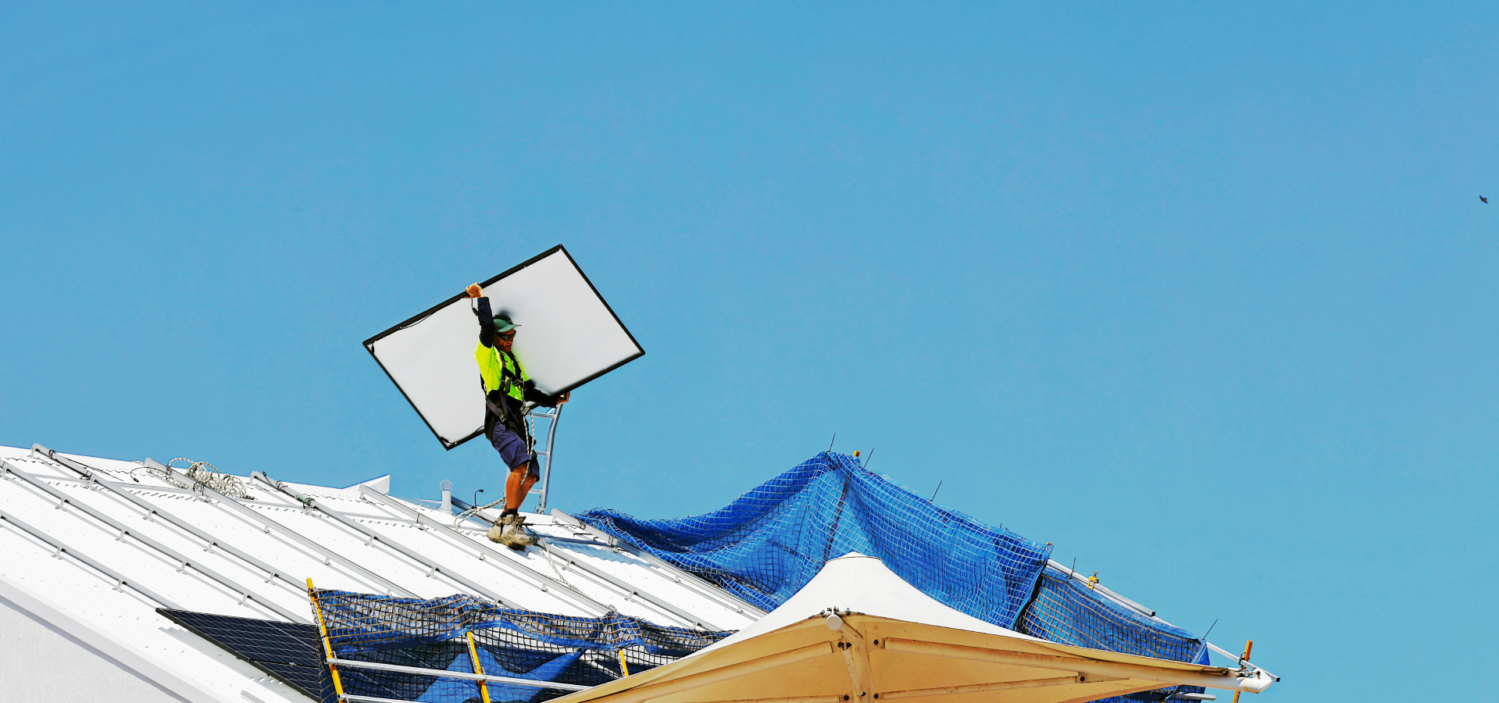Dekarz wykonujący usługi dekarskie na dachu