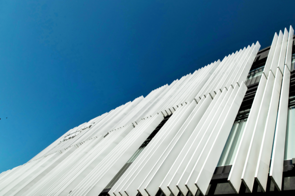 Widok dachu budynku i jego szkieletu w trakcie wykonywania usługi dekarskie.